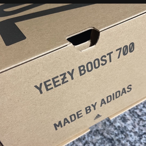 YEEZY 700 size 4 - Picture 4 of 5